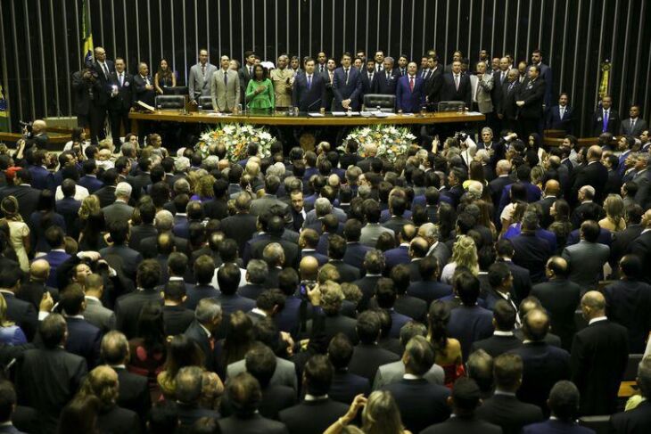 Plenário lotado para a posse e o juramento dos deputados eleitos em outubro