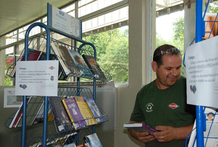 Tibolla conta que já pegou mais de 30 livros para ler com a família