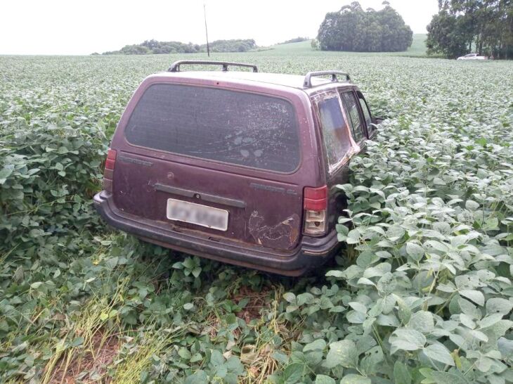 O veículo foi encontrado ontem em uma lavoura próxima à propriedade assaltada