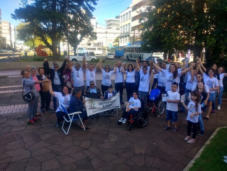 Ação reuniu cerca de 50 pessoas na Praça do Teixeirinha