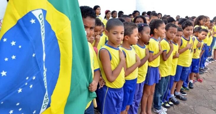 Vídeo com alunos cantando o hino deveria ser enviado ao governo