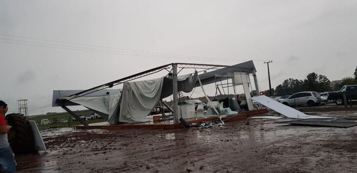 Ventos fortes e muita chuva causaram os estragps