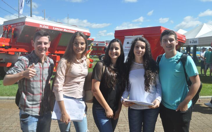 Da esquerda para a direita: Thel Bildhauer, 15 anos; Thaysla Bezaro, 13; Tessya Brandão, 17; Maria Thainá, 14; e Lucas Carpes da Silva, 15, de Palmeira das Missões