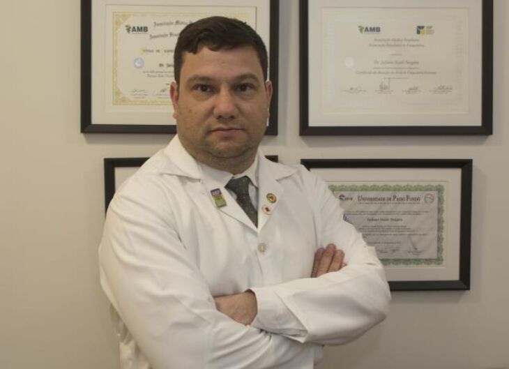 Dr. Juliano Szulc Nogara é médico psiquiatra com pós-graduação em Dependência Química, psiquiatra forense e professor de Psicofarmacologia-Psiquiatria Instituto Abuchaim e integra o corpo clínico do HSVP.