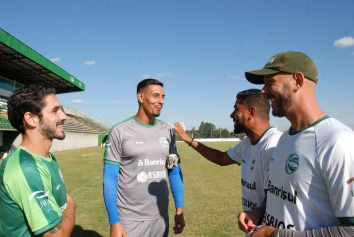 Adilson e Willian com o auxiliar Wagner e o técnico Fabiano