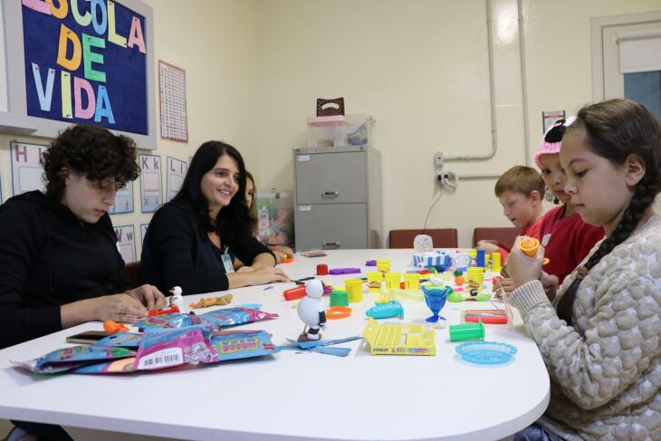 o projeto traz para o momento conturbado da doença uma rotina, normalidade, pois as crianças seguem estudando, fazendo trabalhos e provas assim como seus colegas na escola