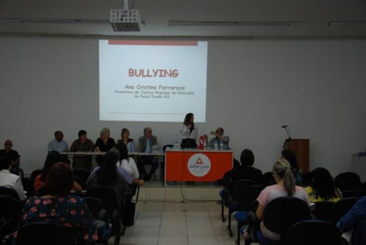 Reunião foi realizada no auditório da Faculdade Anhanguera, na tarde de ontem (11)