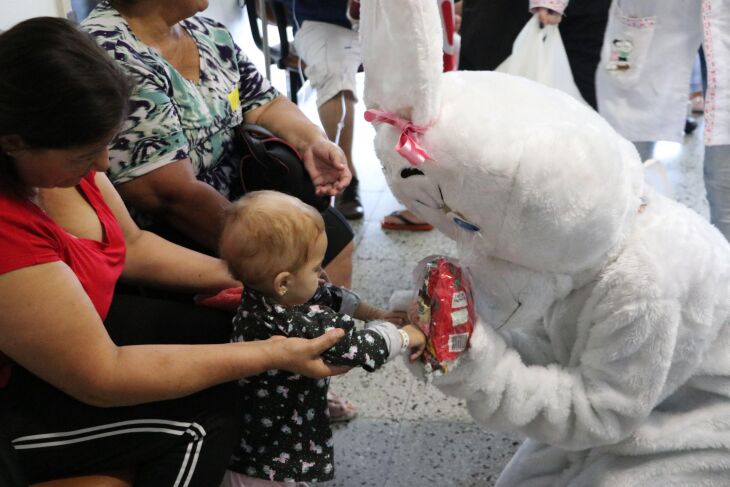 Em um momento descontraído, as crianças se divertiram e festejaram com a chegada do Coelhinho