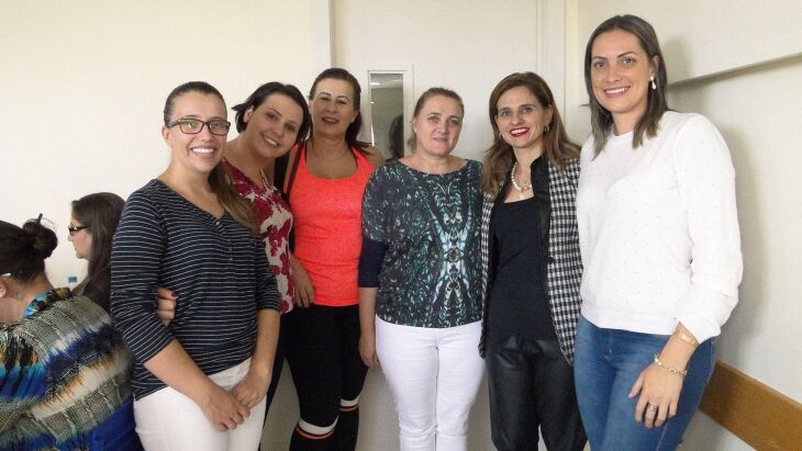 Livros elaborados através do projeto foram entregues aos diretores das escolas municipais