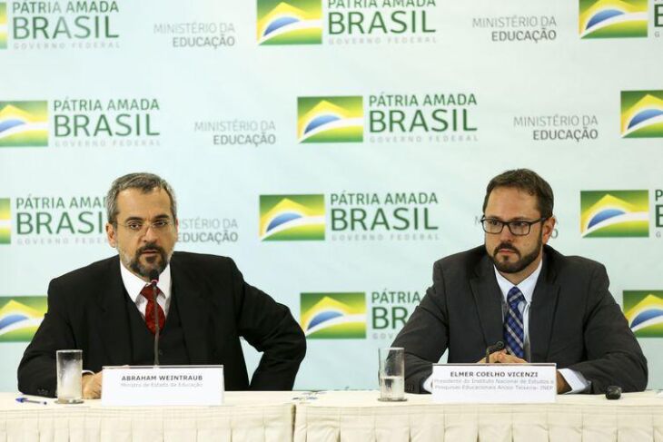 O ministro da Educação, Abraham Weintraub, e o presidente do INEP, Elmer Coelho Vicenzi, durante entrevista coletiva sobre o Sistema de Avaliação da Educação Básica