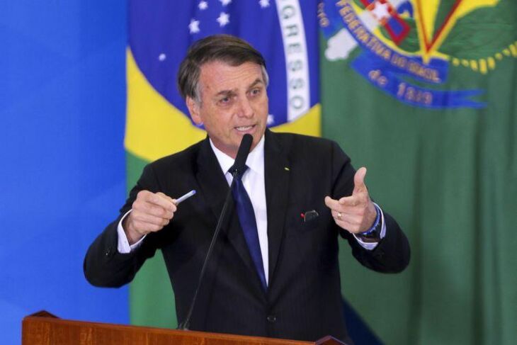 O presidente da República, Jair Bolsonaro, assina o decreto que dispõe sobre a aquisição, o cadastro, o registro, a posse, o porte e a comercialização de armas - SINARM e SIGMA