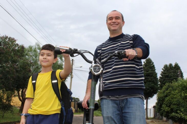 Agente sócio educador Eduardo Gomes Trindade, já economizou cerca de R$ 1 mil em combustível com uso do patinete