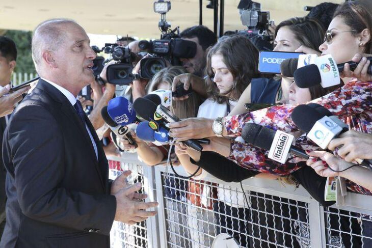 Ministro-Chefe da Casa Civil da Presidência da República, Onyx Lorenzoni, fala com a imprensa após café da manhã no Palácio da Alvorada