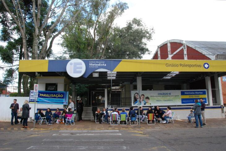 Professores permaneceram reunidos nas proximidades da escola