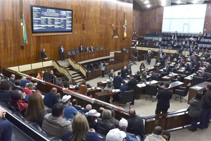 As demais dez proposições previstas para hoje não foram votadas pois o quórum da sessão caiu