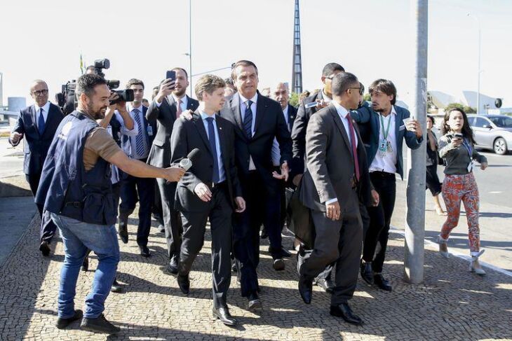 O presidente Jair Bolsonaro surpreendeu hoje (29) ao deixar o Palácio do Planalto por volta das 9h30 e ir a pé em direção ao Congresso Nacional