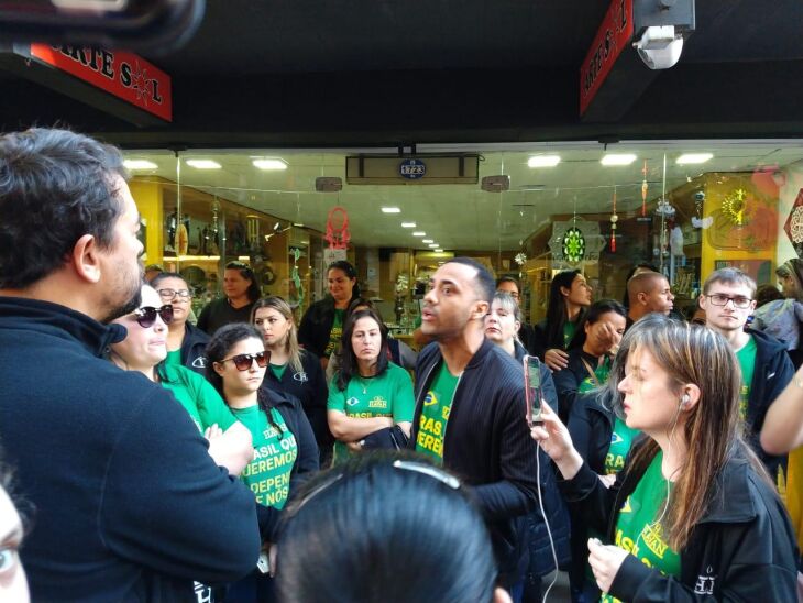 Presidente dos Comerciários, Tarciel da Silva, conversa com trabalhadores da Havan