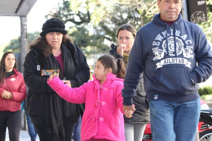 Depois de dias quentes, as ruas foram tomadas por casacos, cachecóis e gorros nesta quarta-feira (26). Para os próximos dias, no entanto, a temperatura deve subir outra vez