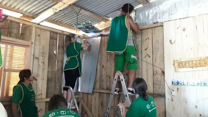 Com a chegada do frio, equipe de voluntários tem revestido uma média de três casas por semana