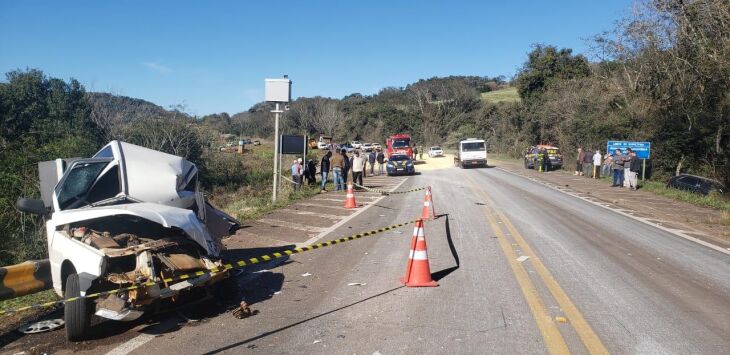 Acidente envolveu um caminhão e três carros