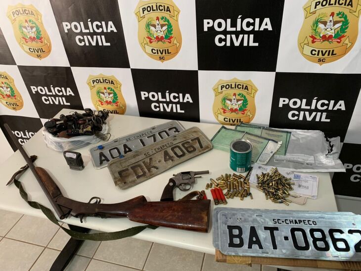 Apreendidas armas e placas de clonagem