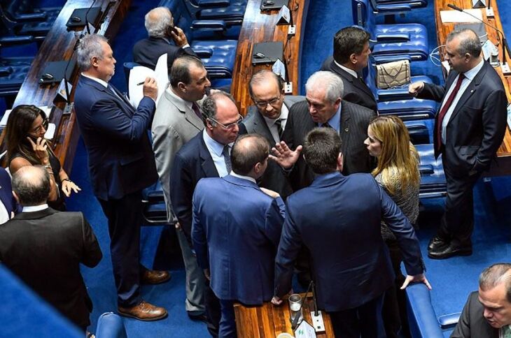 A regra que acabava com as restrições de trabalho aos domingo gerou polêmica e, após acordo anunciado pelo senador Otto Alencar (terno cinza escuro), foi retirada do texto por Davi Alcolumbre, por não ter relação com o tema inicial da MP