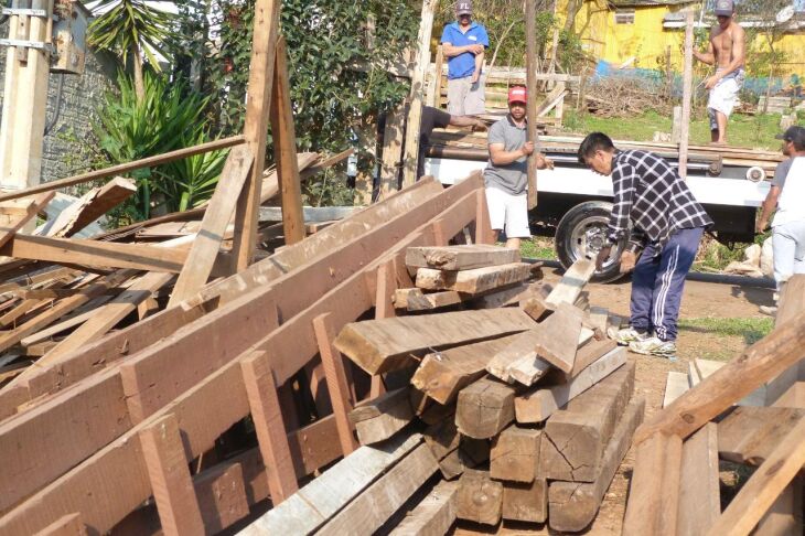 Materiais de construção começaram a chegar ontem para reerguer casas destruídas