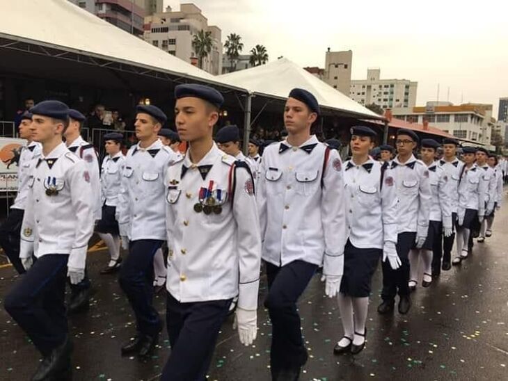 Estudantes do Colégio Militar Tiradentes desfilaram ao lado dos Batalhões de Polícia e Exército Brasileiro