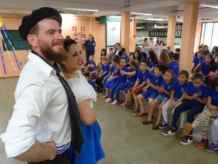 Na segunda-feira, bailarinos de oito países se apresentaram de maneira gratuita para todas as escolas municipais da rede pública de ensino