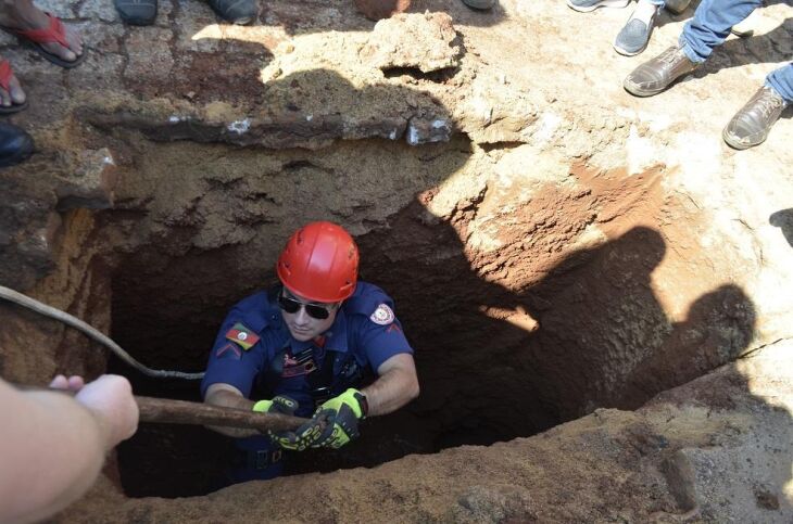 Escavação na Rua Flores da Cunha mobilizou autoridades municipais, bombeiros, Corsan e a comunidade que acompanhou curiosa a investigação