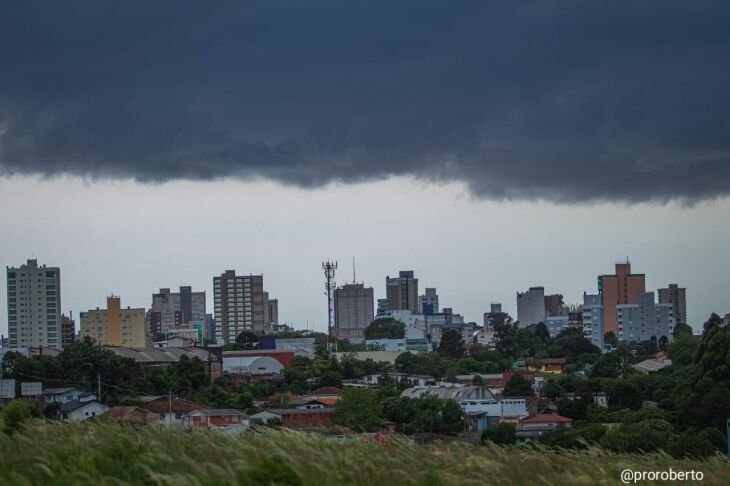 Formação de nuvens espessas por volta do meio-dia gerou alerta sobre  a chegada de um temporal.