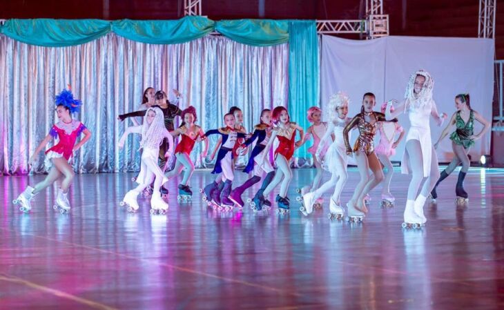 No elenco, participam 170 patinadoras entre 4 e 42 anos, alunas da escola nas cidades de Passo Fundo, Carazinho e Marau