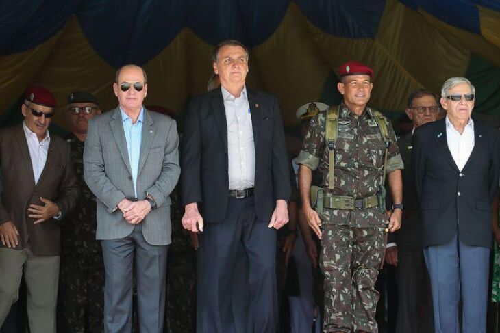 O presidente Jair Bolsonaro,participa da cerimônia de celebração do 74° aniversário de criação da Brigada de Infantaria Paraquedista onde comentou sobre óleo no litoral do Rio de Janeiro