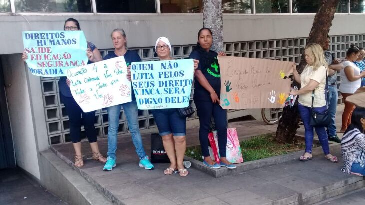 Moradores da ocupação 4 protestaram em frente ao Fórum com cartazes, na terça-feira, durante audiência