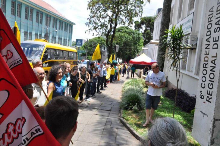 Abraço simbólico aconteceu no final da manhã de ontem