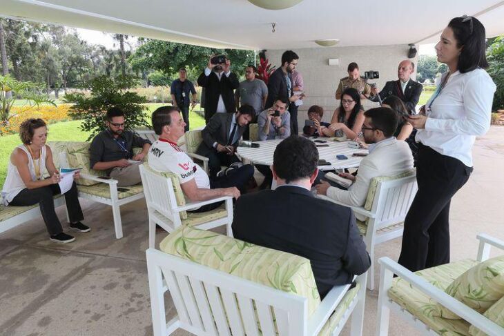 presidente da República, Jair Bolsonaro, conversa com a imprensa no Palácio da Alvorada