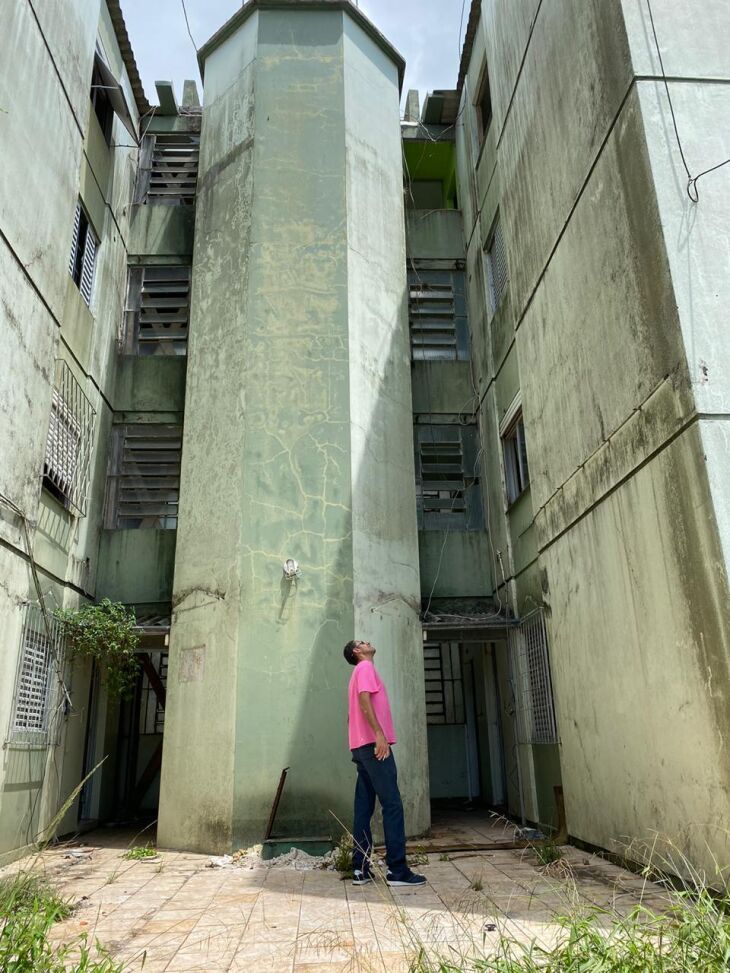 Moradores dizem que o edifício está sendo ocupado por usuários de drogas