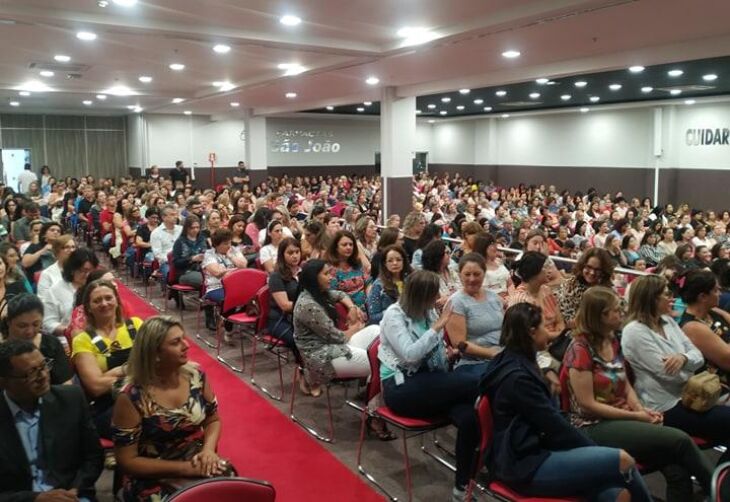 Centenas de educadores foram recepecionados durante evento na manhã de ontem