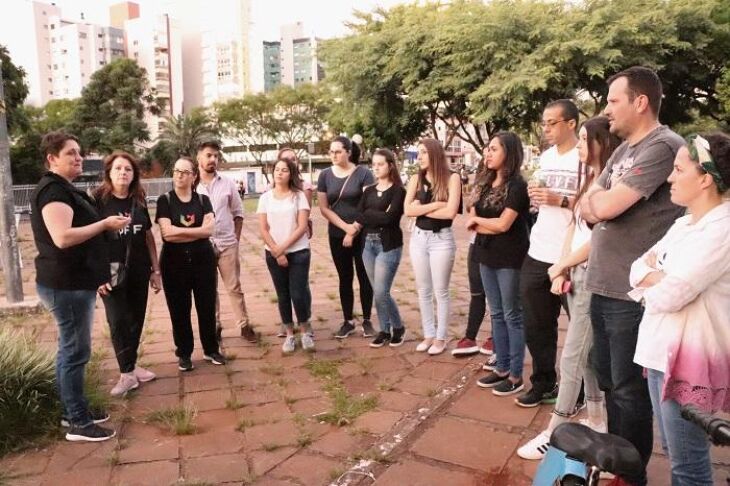 Três guias conduzem os visitantes por um passeio histórico e criminal pelas ruas de Passo Fundo