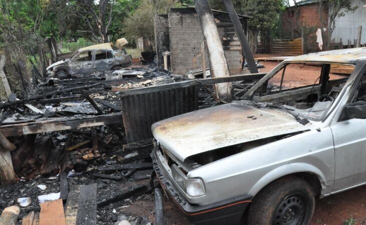 A casa ficou completamente destruída pelas chamas na manhã desta terça-feira