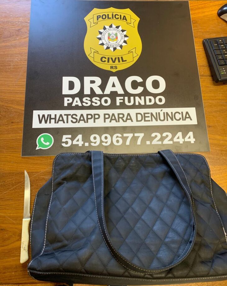 Com o suspeito foram encontradas a bolsa roubada e a faca utilizada no crime