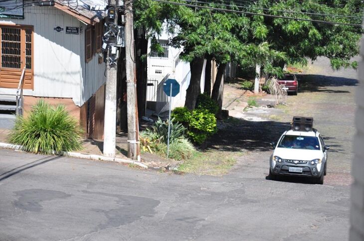 Carro de som circula pela cidade alertando sobre a importância de permanecer em casa Crédito: 