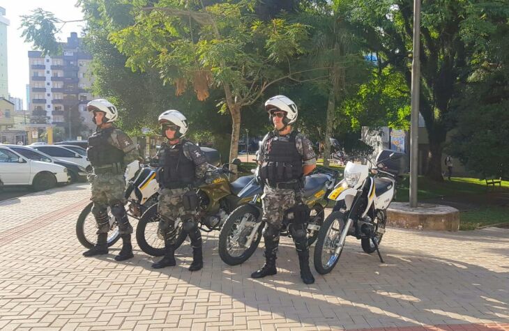 Os policiais realizaram patrulhamento e averiguaram denúncias de aglomeração de pessoas