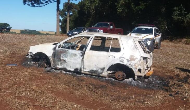 O automóvel foi encontrado queimado no interior de Água Santa