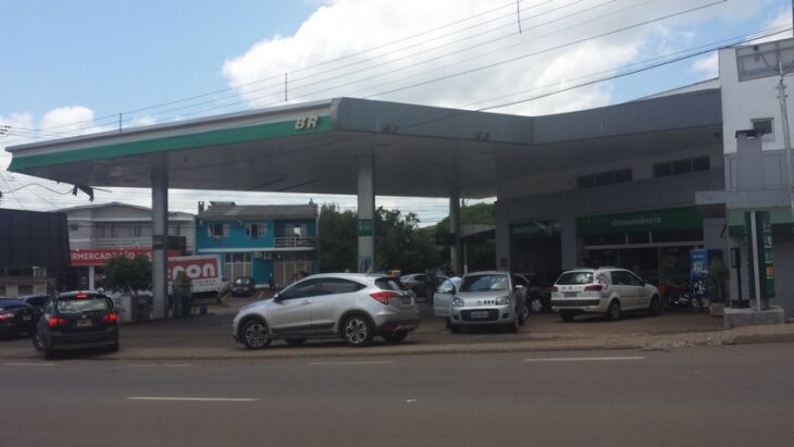 Posto onde o casal parou para abastecer, na quarta-feira, em Passo Fundo